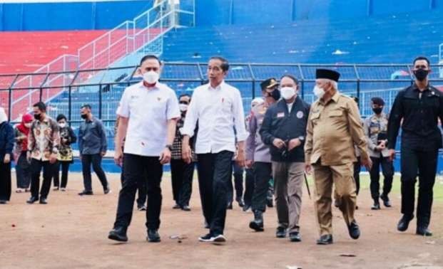 Presiden Jokowi bersama Menteri PUPR Basuki Hadimuljono dan Menpora Zainudin Amali meninjau Stadion Kanjuruhan, Rabu 5 Oktober 2022. (Foto: Setpres)