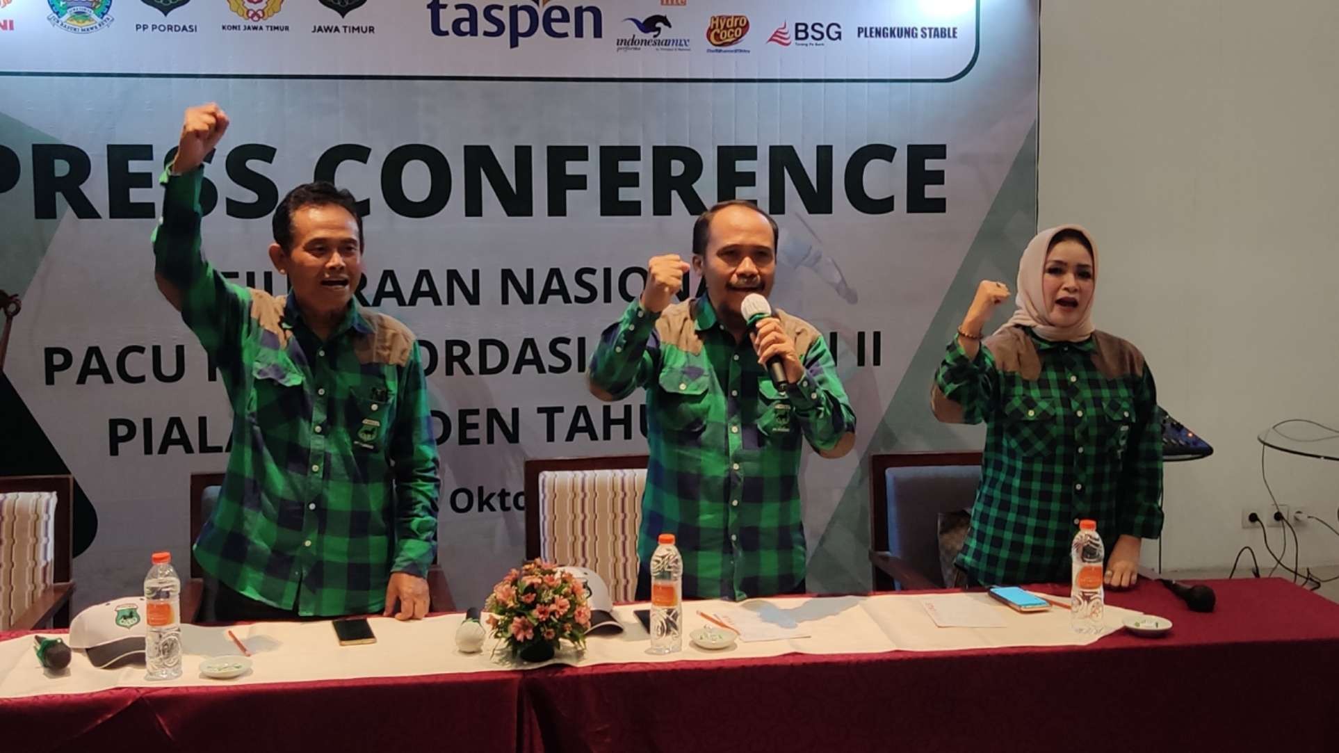 Panitia pelaksana Kejurnas Pacu Kuda, M.T Prasetyo Ujiantono (kiri) dan Chairul Muslim (tengah) dalam press conference di Surabaya. (Foto: Fariz Yarbo/Ngopibareng.id)