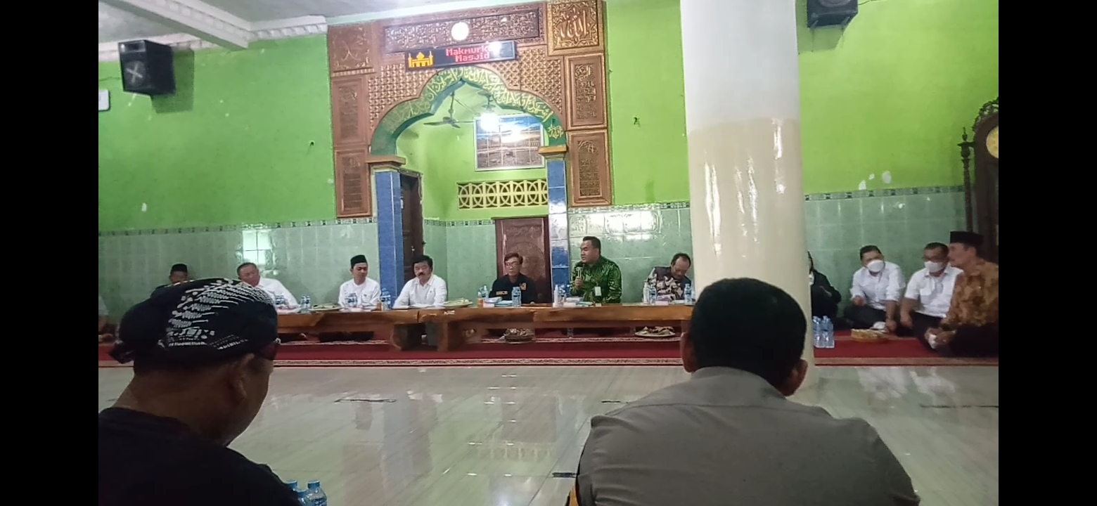 Bupati Blora Arief Rohman menyampaikan sambutan dalam penyelesaian konflik agraria di Cepu (,Ahmad Sampurno/Ngopibareng.id)