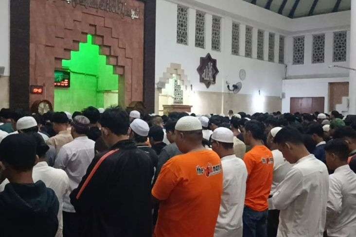 Pengurus Persija dan Jakmania menggelar doa bersama dan solat gaib untuk korban di Stadion Kanjuruhan, digelar di Masjid Akbar, Kemayoran Jakarta, Jumat 7 Oktober 2022. (Foto: dok. sindonews.com)