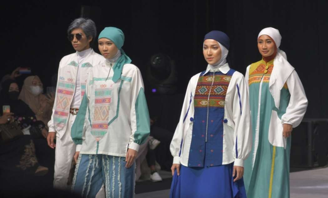 Busana rancangan desainer muda, Aura Afilia yang memadukan kain tenun ulos Medan dengan warna busana yang cerah. (Foto: Pita Sari/Ngopibareng.id)