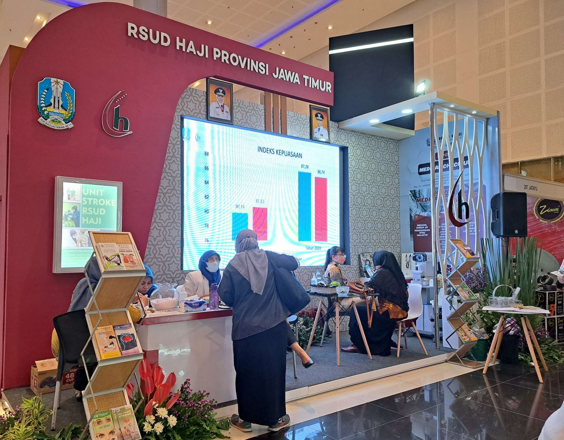 Booth RSUD Haji Provinsi Jawa Timur yang ada di JATIM Fair menghadirkan layanan pemeriksaan kesehatan gratis. (Foto: Pita Sari/Ngopibareng.id)