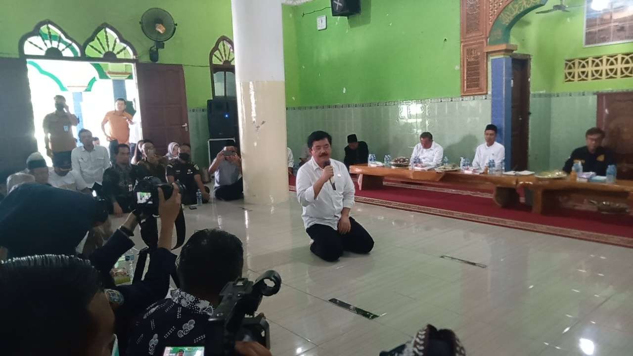Momen Menteri ATR/BPN Hadi Tjahjanto berdialog dengan warga di Masjid Ponpes Al Muhammad Cepu (Foto: Ahmad Sampurno/Ngopibareng.id)