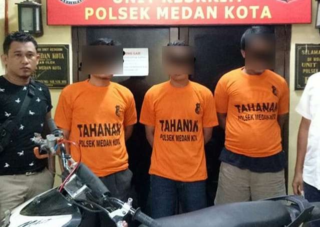 Tiga oknum polisi mencuri motor milik warga Medan. (Foto: Dokumentasi Polsek Medan Kota)