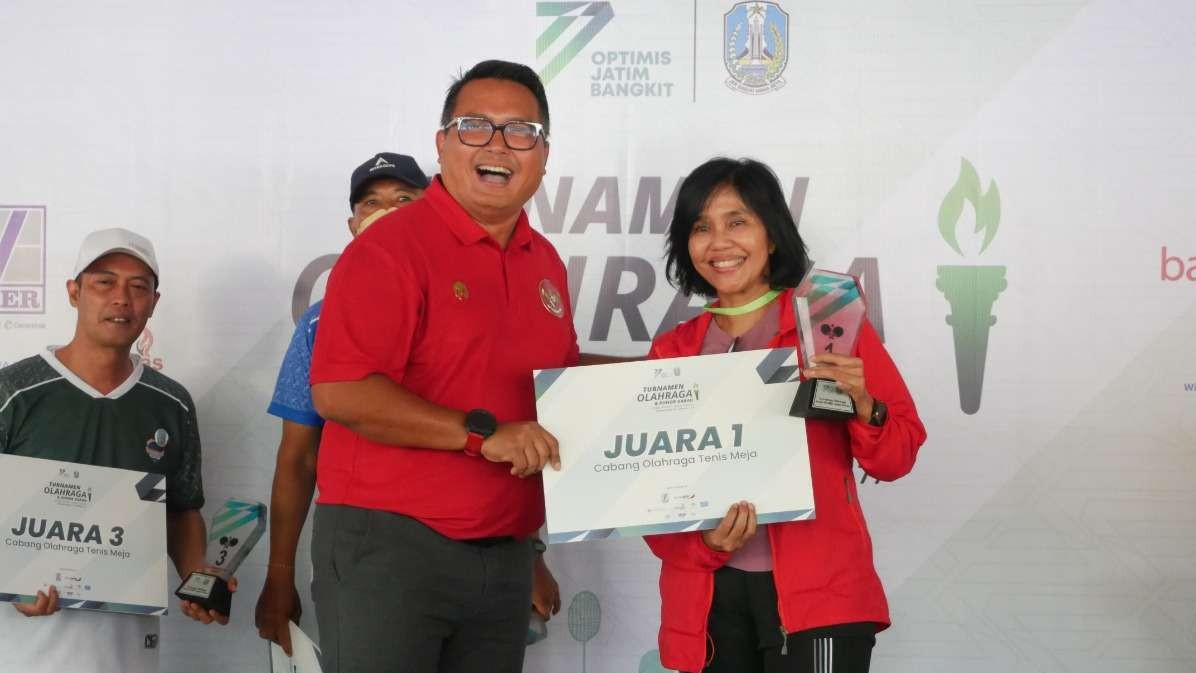 Dirut PT SIER, Didik Prasetyono menyerahkan tropi juara pada pemenang turnamen antar BUMD. (Foto: Dokumentasi PT SIER)