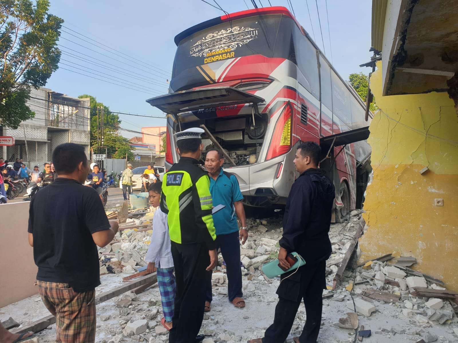 Kondisi rumah dan bus pasca kecelakaan 2. Sopir bus Dwi Andi Maryono ketika periksa petugas. (Foto: Istimewa)