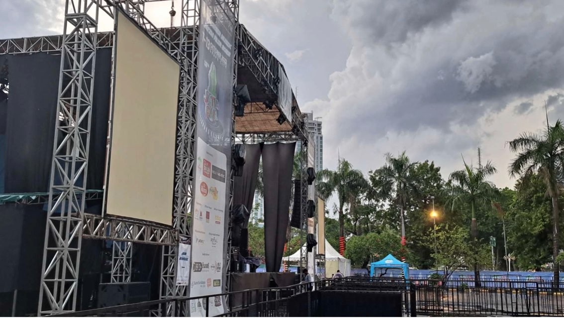 Venue konser musik JATIM Fair 2022 yang dihentikan polisi karena faktor keamanan. (Foto: Pita Sari/Ngopibareng.id)