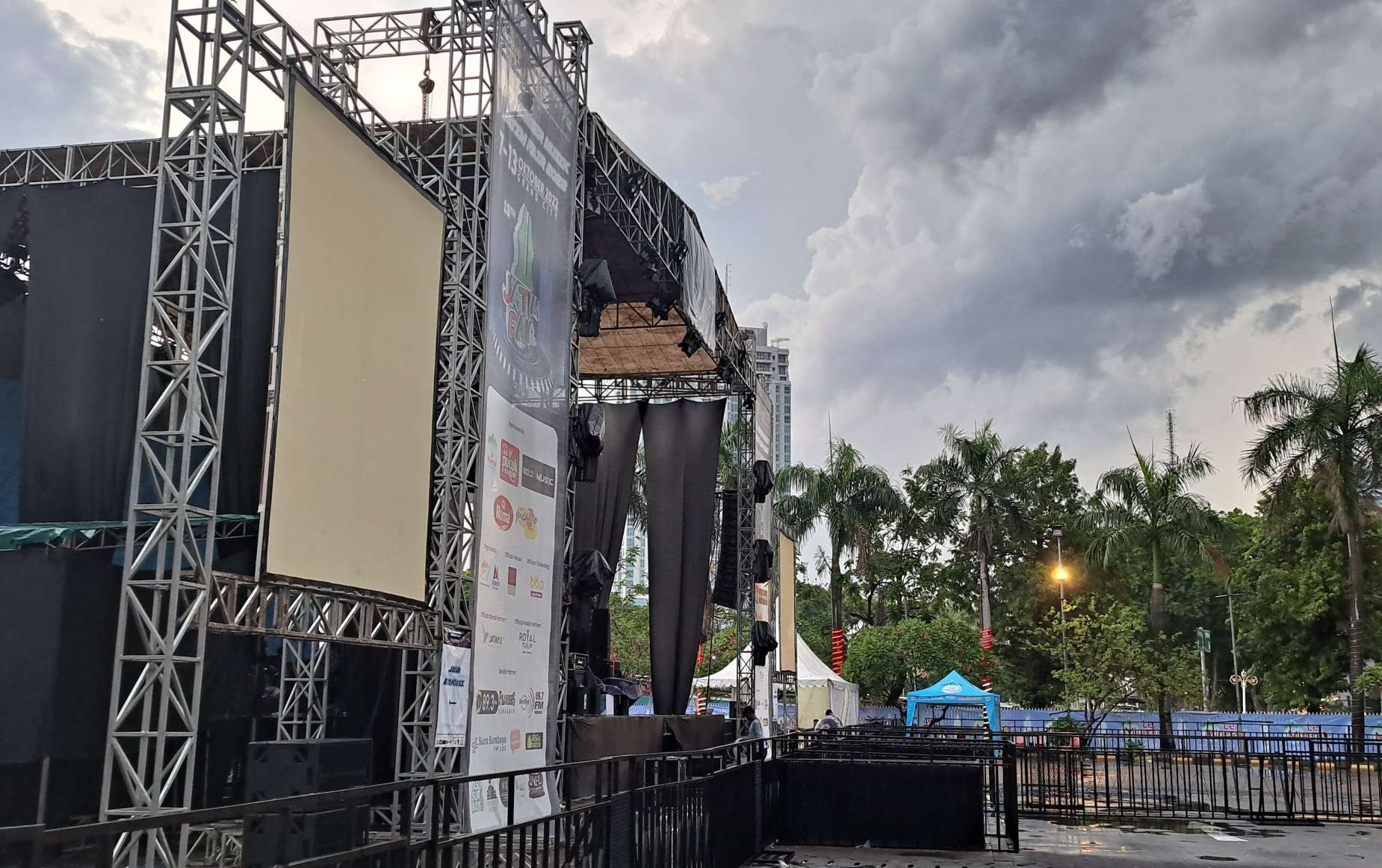 Venue konser musik JATIM Fair 2022 yang dihentikan karena terkait masalah kemanusian tragedi Kanjuruhan dan keamanan. (Foto: Pita Sari/Ngopibareng.id)