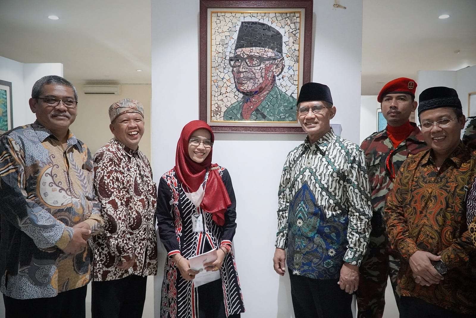 Ketua Umum PP Muhammadiyah Haedar Nashir di antara kader-kader organisasi yang dipimpinya di Yogyakarta. (Foto: muhammdiyah.or.id)