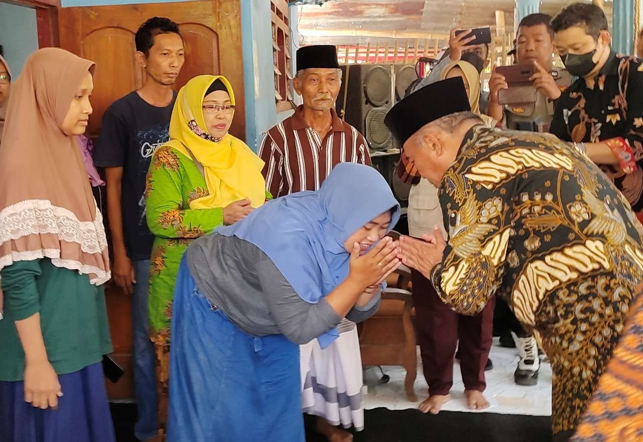 Menko PMK, Muhadjir Effendy (baju batik) saat berkunjung ke rumah Moh. Kindi Arumi, korban Tragedi Kanjuruhan di Kabupaten Probolinggo, Jawa Timur. (Foto: Ikhsan Mahmudi/Ngopibareng.id)
