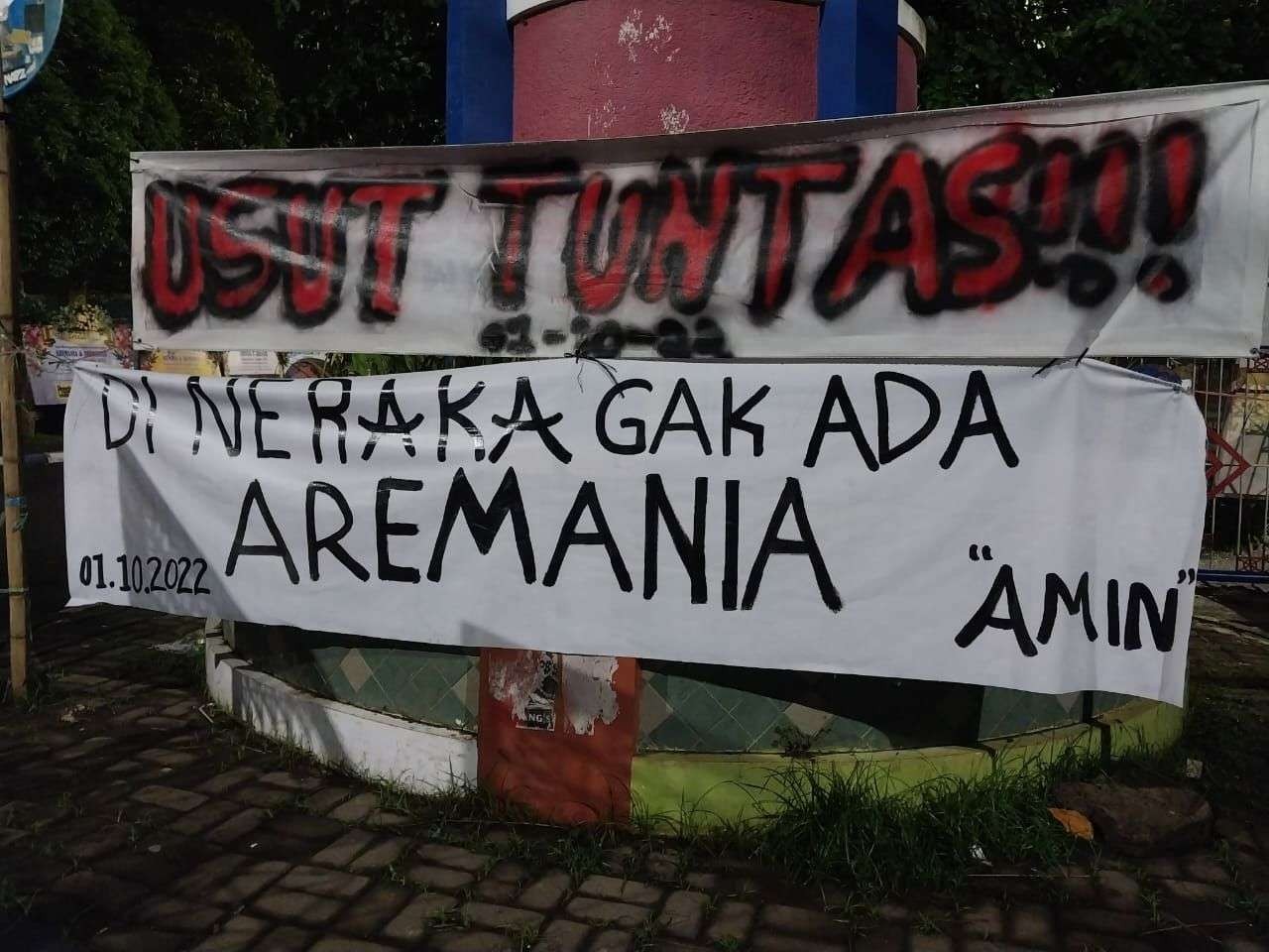 Poster protes suporter Arema atas Tragedi Kanjuruhan di Stadion Kanjuruhan, Malang. (Foto: Dyah Ayu Pitaloka/Ngopibareng.id)