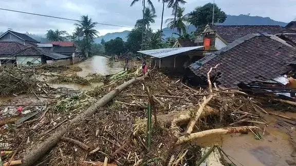 Banjir bandang di kecamatan Watulimo, Trenggalek hanyutkan tiga rumah dan sejumlah harta benda warga. (Foto: Istimewa)