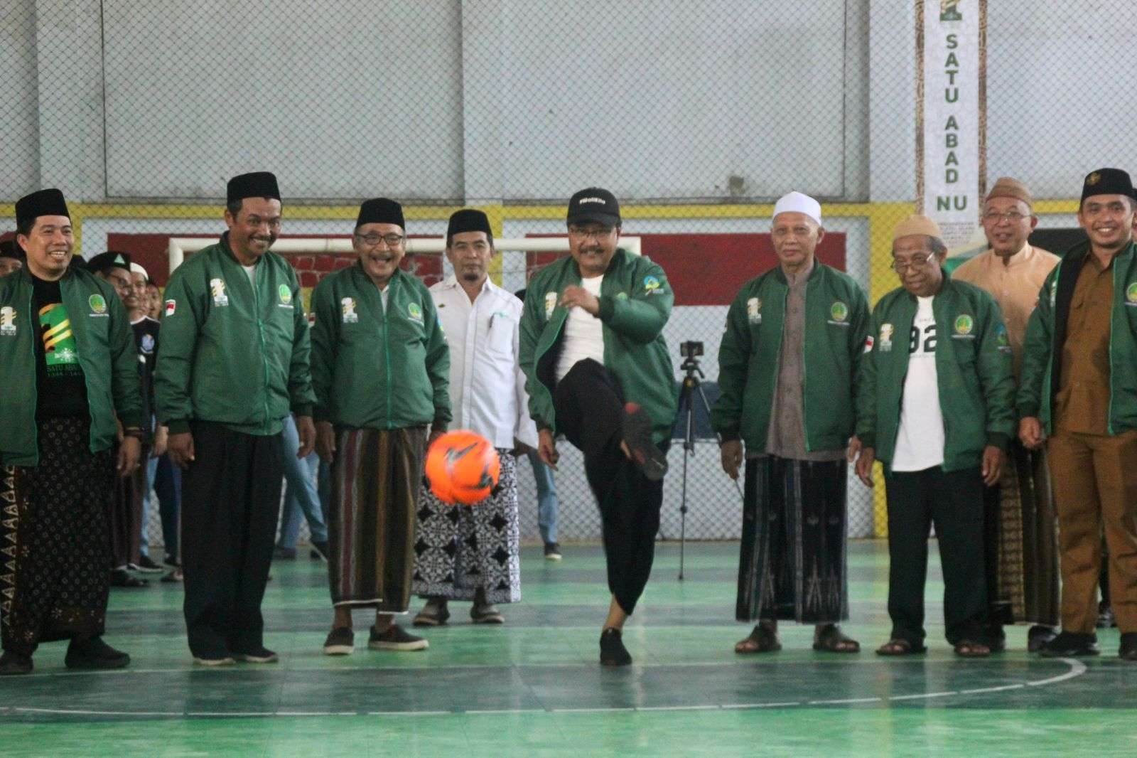 Walikota Pasuruan membuka turnamen futsal sarung dalam rangka peringatan hari santri nasional. (Foto: Istimewa)