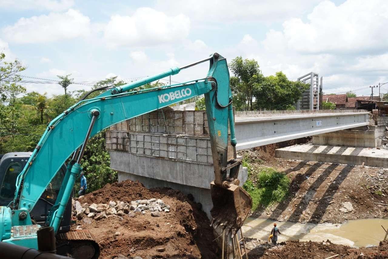 Pembangunan Jembatan Ngadi terus dievaluasi oleh Bupati Kediri dan jajarannya. (Foto: Kominfo Kabupaten Kediri)