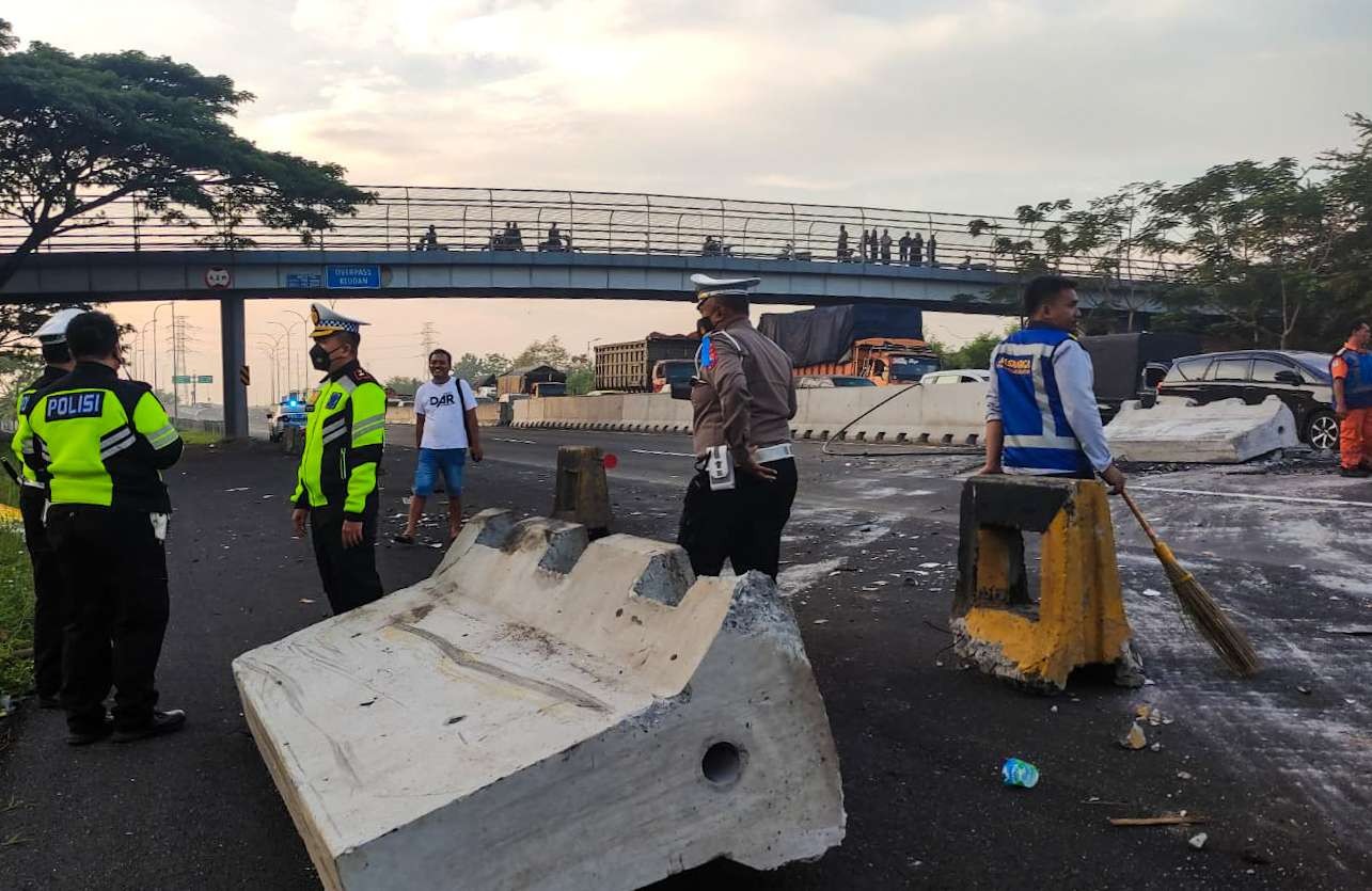 Guardrail di Tol Porong roboh akibat ditabrak bus pariwisata PO Ardian Putra. (Foto: Aini Arifin/Ngopibareng.id)
