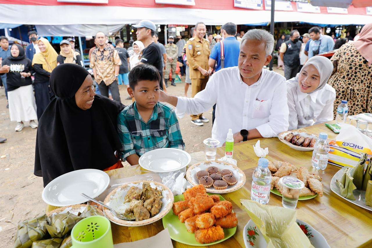 Gubernur Jawa Tengah, Ganjar Pranowo berkunjung ke Pasar Sentral Mamuju, Senin 10 Oktober 2022. Bertemu pedagang dan ojek di dalam pasar tradisional. (Foto: Istimewa)