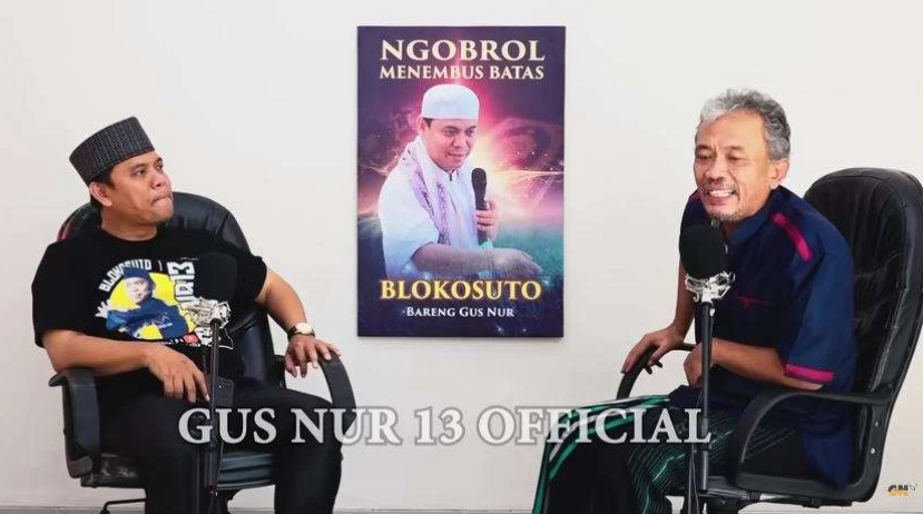 Bambang Tri Mulyono (kanan), penulis buku Jokowi Undercover, menggugat ijazah palsu Presiden Jokowi. (Foto: YouTube Gus Nur 13 Official)