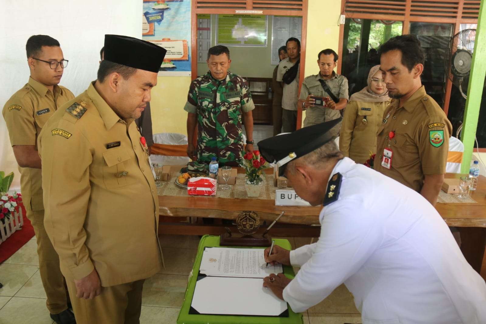 Penandatanganan berita acara pelantikan Kepala Desa Tanjung (Foto: Ahmad Sampurno/Ngopibareng.id)