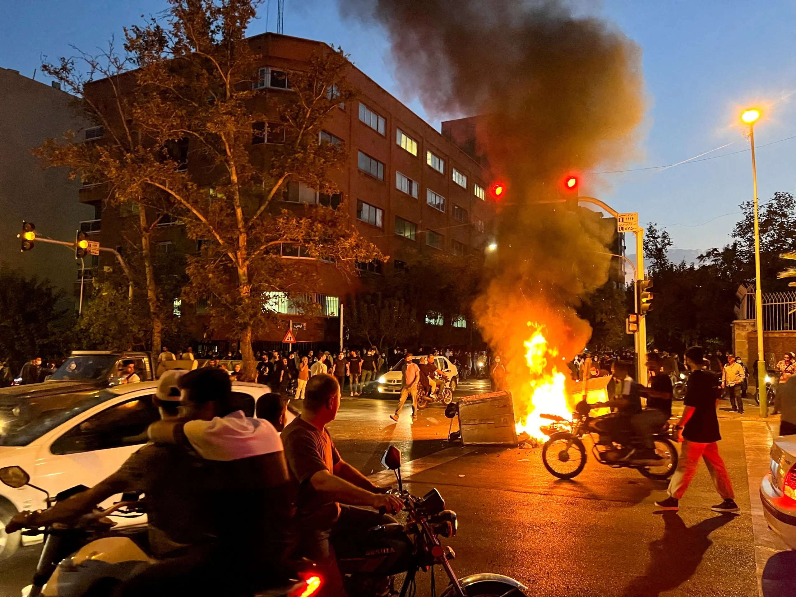 Sebuah sepeda motor polisi terbakar saat protes atas kematian Mahsa Amini, seorang perempuan yang meninggal setelah ditangkap oleh "polisi moral" republik Islam itu, di Teheran, Iran, 19 September 2022. (Foto: reuters)