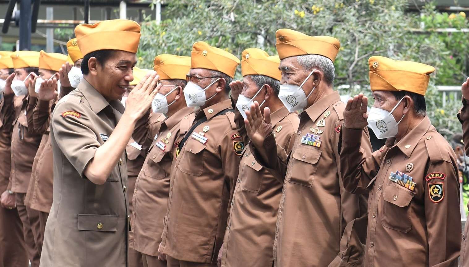 Presiden Joko Widodo memberi hormat kepada anggota LVRI. (Foto: BPMI Setpres)