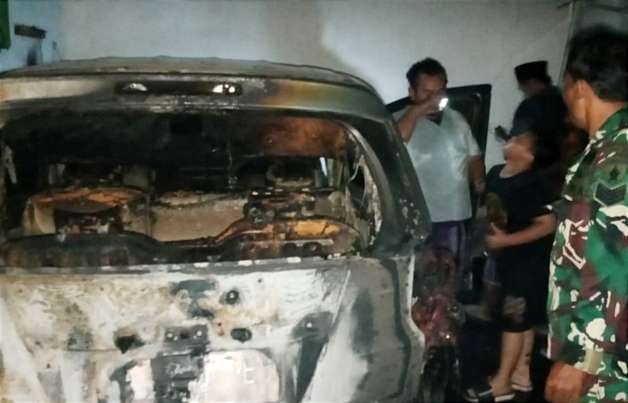Kondisi mobil Suzuki Ertiga milik warga Situbondo diparkir dalam garasi hangus terbakar. (Foto: BPBD Situbondo)