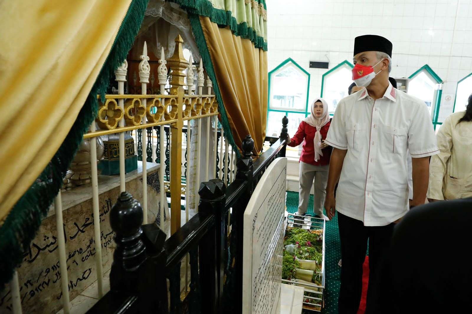 Gubernur Ganjar sebelum menghadiri pembukaan MTQ Nasional ke-29 menyempatkan diri berziarah ke makam ulama terkenal Kalimantan Selatan, Syekh Muhammad Arsyad Al-Banjari. (Foto: Dokumentasi Jateng)