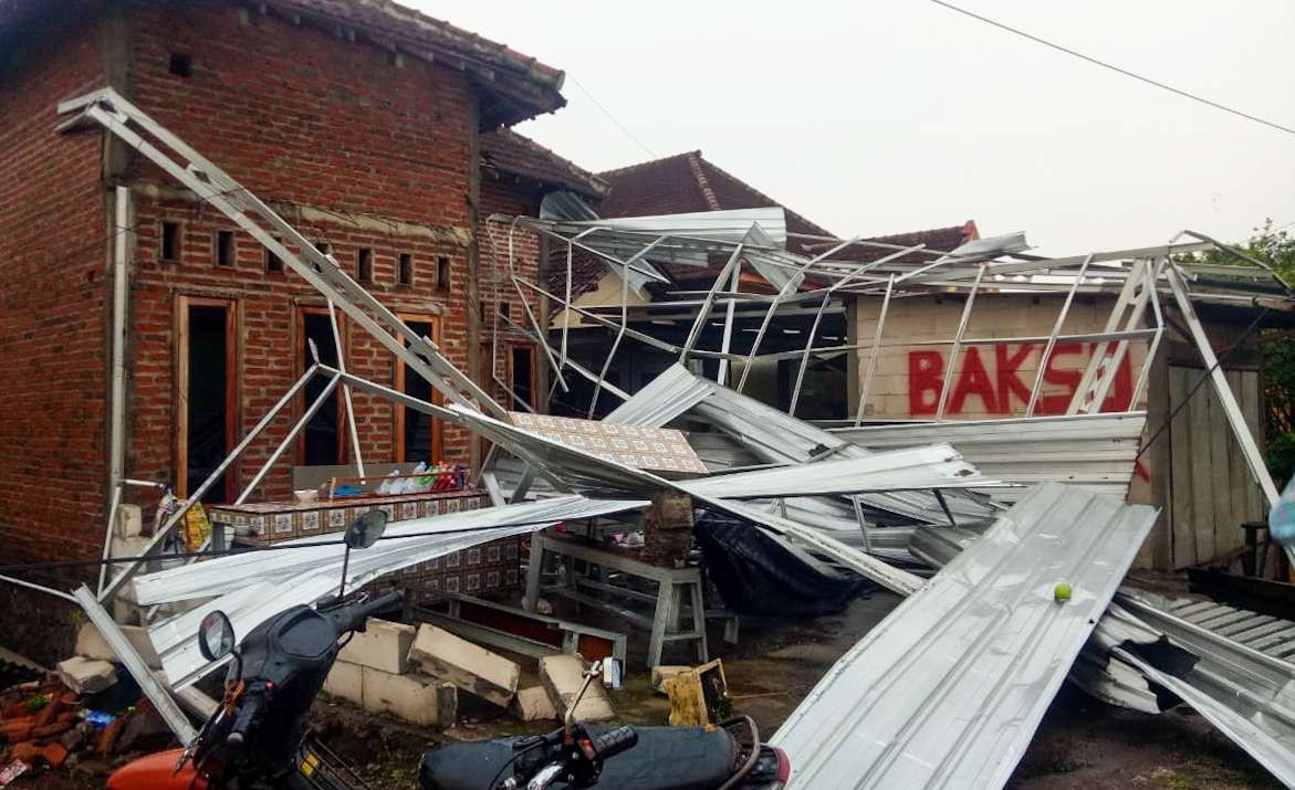 Rumah rusak di Sidoarjo akibat hujan deras disertai angin kencang (Foto: Aini/Ngopibareng.id)