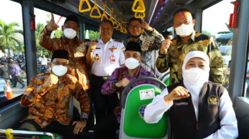 Jawa Timur merayakan hari ulang tahun ke-77 pada Rabu, 12 Oktober 2022.  Gubernur Jawa Timur Khofifah Indar Parawansa pun menggratiskan layanan bus Trans Jatim, besok. (Foto: Ant)