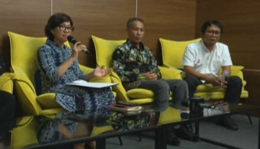 Rektor Universitas Gajah Mada (UGM), Ova Emilia memberikan keterangan pers tentang keaslian ijazah Jokowi lulusan UGM. (Foto: Tangkapan Layar Youtube)