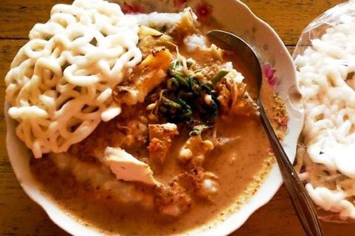Tajin Palappa, makanan khas masyarakat Situbondo berbahan dasar bubur beras yang unik dan berbeda dengan bubur ayam umumnya. (Foto: Dokumentasi Situbondo)