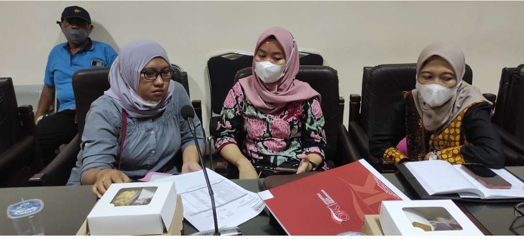 Indri Tri Wahyuni berbaju abu-abu mengaku uangnya senilai Rp177 juta hilang tanpa transaksi. (Foto: Fendhy Lesmana/Ngopibareng.id)