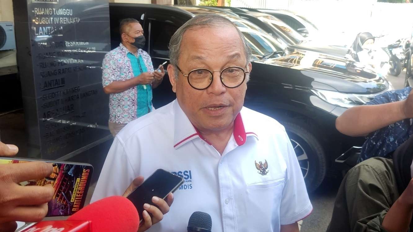 Ketua Komdis PSSI, Erwin Tobing usai mejalani pemeriksaan di Mapolda Jatim, Surabaya, Rabu 12 Oktober 2022. (Foto: Fariz Yarbo/Ngopibareng.id)