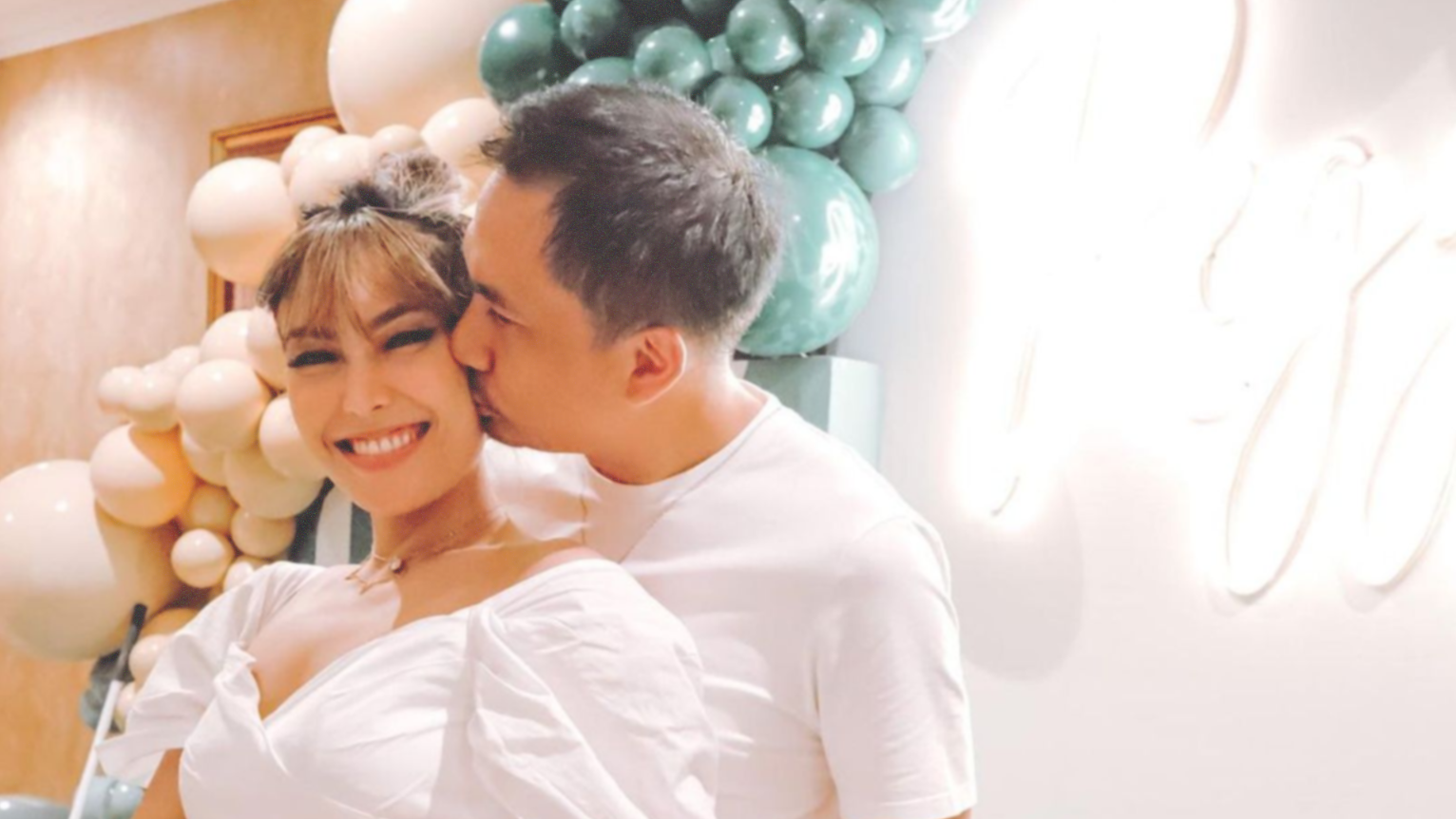 Pasangan Ayu Dewi dan Regi Datau diterpa isu kehadiran pelakor yang dibongkar Denise Chariesta. (Foto: Instagram)