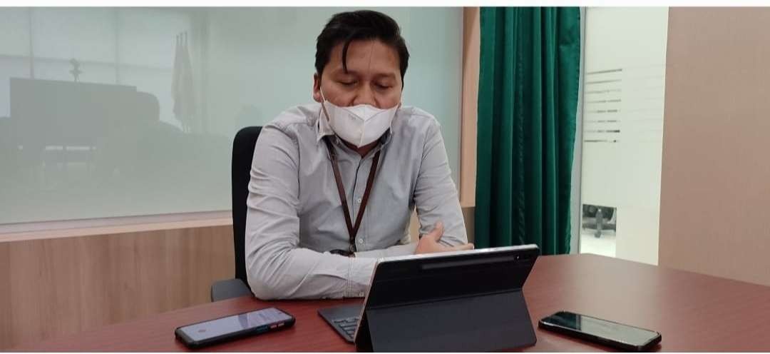 Pimpinan Cabang BRI Pare, Kediri, Hari Prasetyo memberikan klarifikasi terkait dana nasabah yang raib. (Foto: Fendhy Plesmana/Ngopibareng.id)