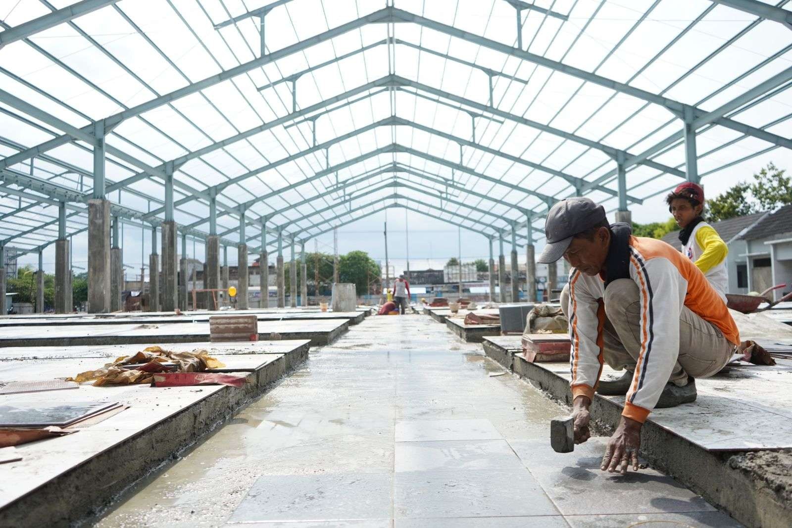 Bupati Kediri Hanindhito Himawan Pramana mengingatkan setiap pekerjaan proyek pembangunan di lingkungan Pemkab Kediri harus dievaluasi.(Foto: Kominfo Kabupaten Kediri)