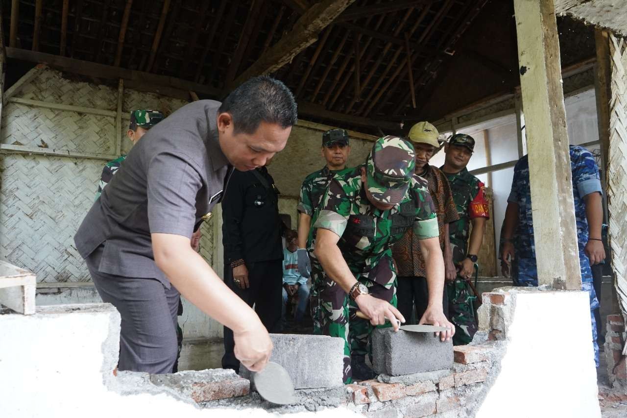 Bupati Lumajang Thoriqul Haq ketika peletakan batu pertama TNI Manunggal Masuk Desa (TMMD) di Kabupaten Lumajang. (Foto: Humas Kab. Lumajang)