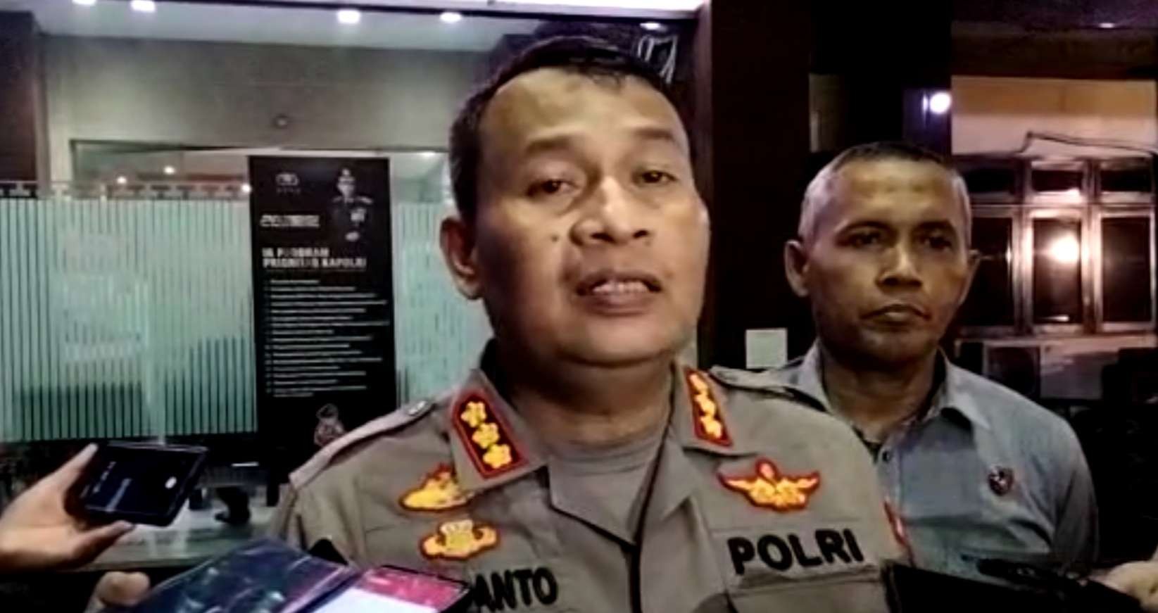 Kepala Bidang Humas Polda Jatim, Kombes Pol Dirmanto menjelaskan soal dua tersangka Panpel Arema belum ditahan. (Foto: Tangkapan Layar)