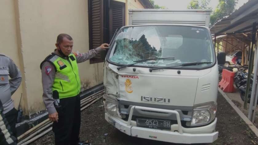Mobil box tabrak pemotor diamankan petugas kepolisian Satlantas Polres Mojokerto Kota, Jawa Timur. (Foto: Deni Lukmantara/Ngopibareng.id)