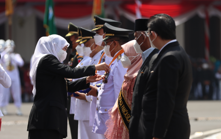 Gubernur Jawa Timur, Khofifah Indar Parawansa memimpin mengheningkan cipta bagi korban tragedi Kanjuruhan, Rabu 12 Oktober 2022. (Foto: Dok. Pemprov Jatim)