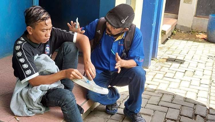 Rusdi, 17 tahun (kiri), Aremania asal Desa Sukokerto, Kecamatan Krucil, Kabupaten Probolinggo saat ditemui di Stadion Kanjuruhan, Kabupaten Malang. (Foto: warganet)