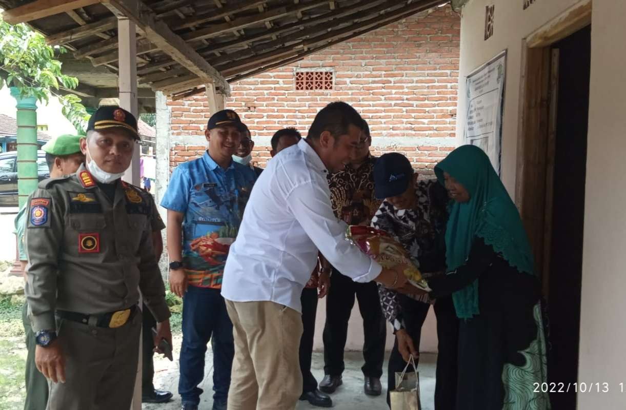 Bupati Lamongan, Yuhronur Efendi menyerahkan buku tabungan BSPS kepada warga Kecamatan Sukorame. (Foto: Istimewa)