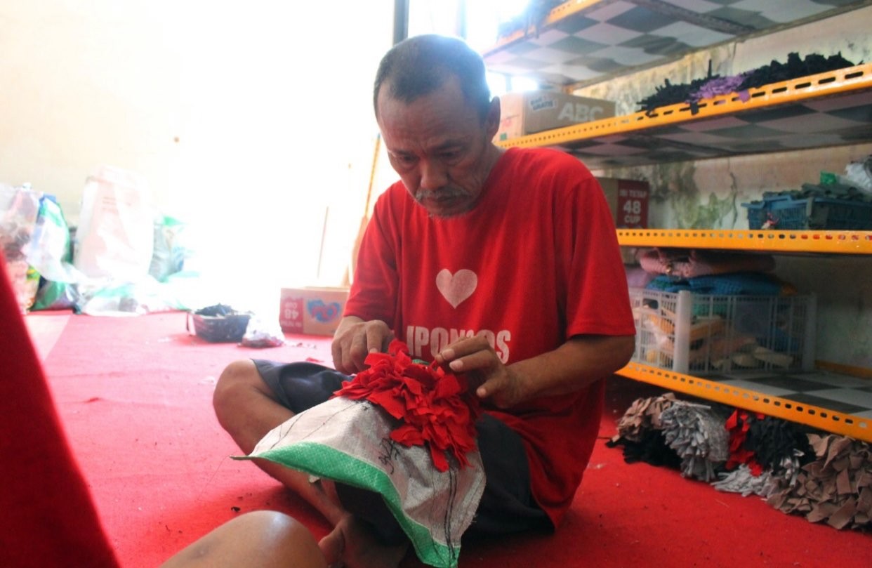 Salah satu ODGJ Liponsos Keputih saat mengikuti pelatihan (Foto: dok. Humas Pemkot Surabaya)