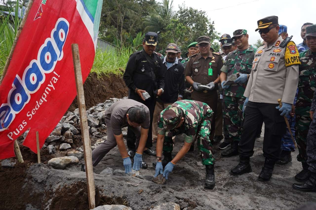 Thoriqul Haq ketika ikut membuka dan meletakkan batu pertama Kegiatan TNI Manunggal Membangun Desa Ke-115 TA 2022. (Foto: Humas Kab. Lumajang)