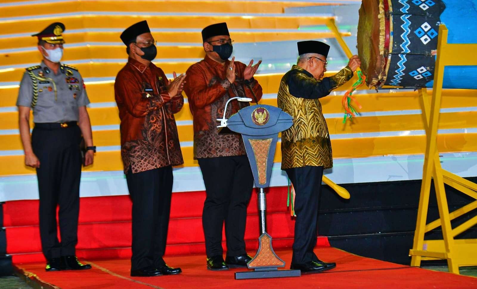 Wapres Wakil Presiden (Wapres) K.H. Ma'ruf Amin membuka MTQ Nasional ke-29 Tahun 2022 di Astaka Utama Kiram Park, Kabupaten Banjar, Kalimantan Selatan, dengan memukul berdug (Foto: BPMI Setwapres)
