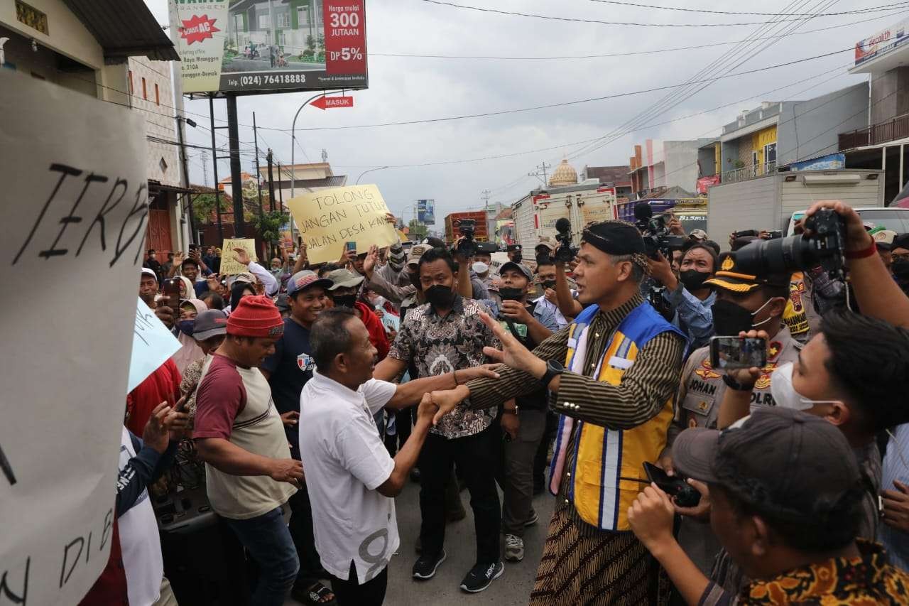 Gubernur Jawa Tengah Ganjar Pranowo menemui warga yang berunjuk rasa saat peresmian Flyover Ganefo, Demak. (Foto: Dokumentasi Jateng)