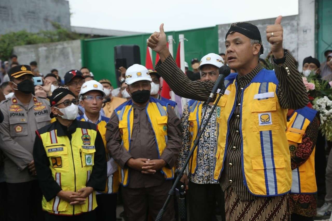 Gubernur Jawa Tengah Ganjar Pranowo saat menyelsaikan tuntutan unjuk rasa warga di  Flyover Ganefo, Mranggen, Kabupaten Demak. (Foto: Istimewa)
