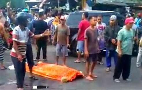 Warga menolong siswi SMA korban meninggal tabrakan motor kontra truk tronton di Jalan Pantura Kecamatan Panji Situbondo.(foto:satlantas polres Situbondo)