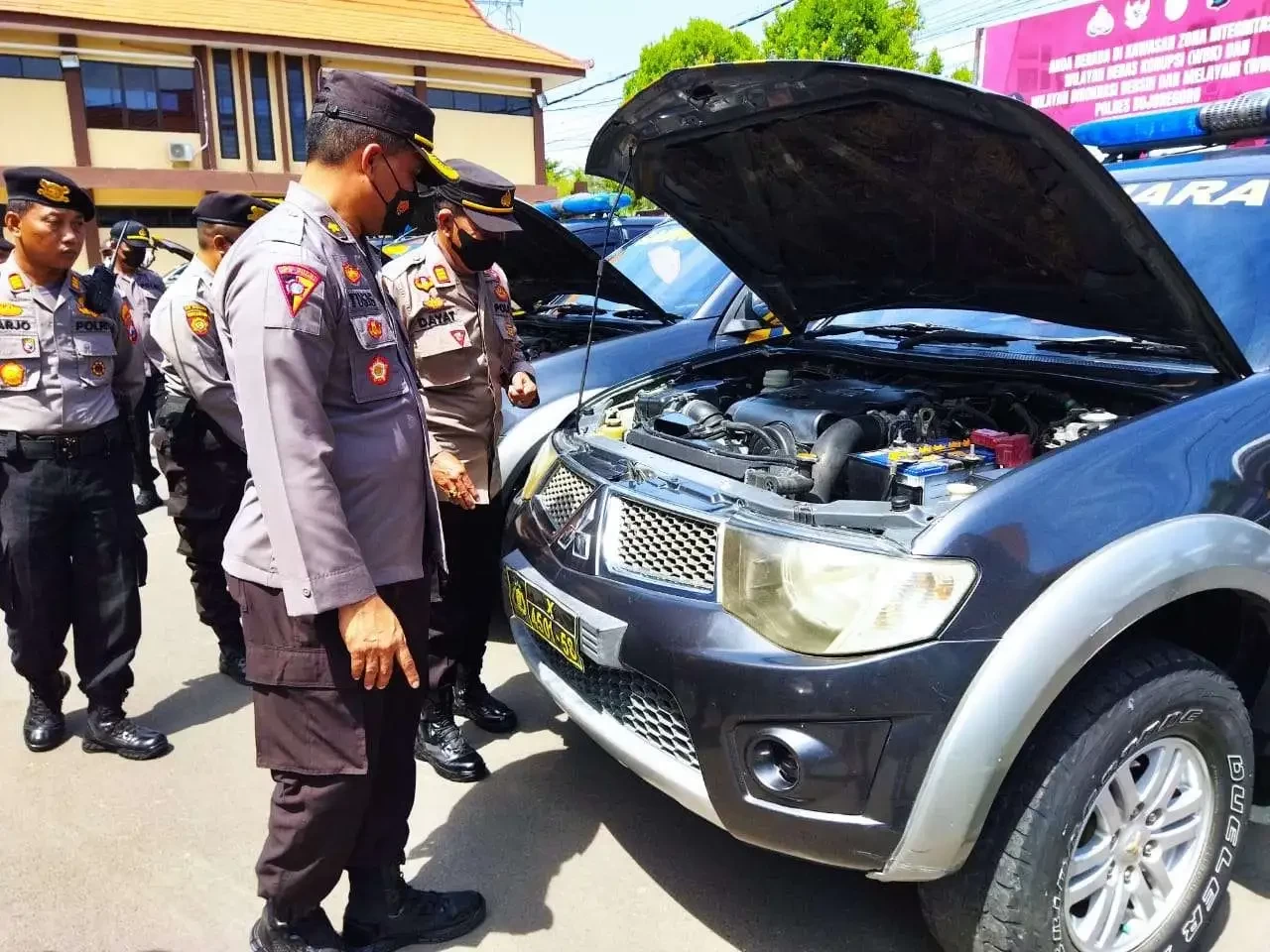 Kapolres Bojonegoro AKBP Muhammad mengecek kesiapan puluhan kendaraan untuk membantu pengamanan Pilkades serentak di 33 desa di Bojonegoro pada 26 Oktober 2022. (Foto: Humas Polres Bojonegoro)