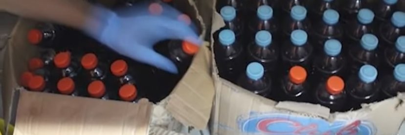 Temuan 46 botol yang diduga berisi miras oleh kepolisian. (Foto: Dokumentasi Polri)