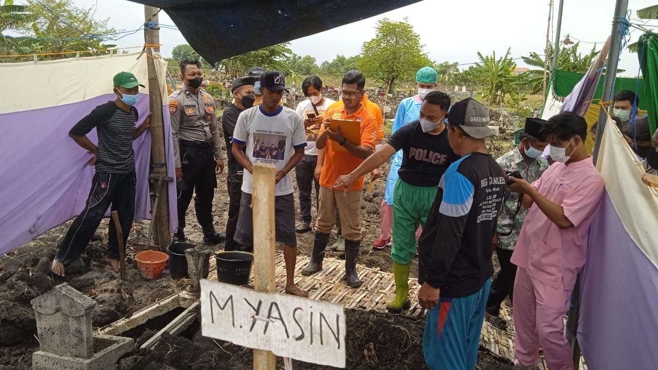 Pembongkaran makam M Yasin di Desa Tambakploso, Kecamatan Turi Lamongan (Foto: Imron Rosidi/Ngopibareng.id)